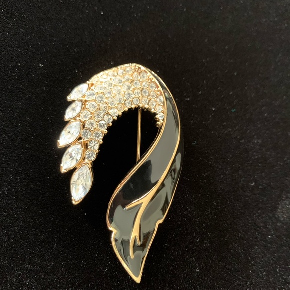 VINTAGE Crown Trifari Brooch - Picture 9 of 12